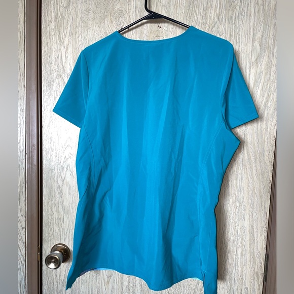 Minions || scrub top L - Picture 3 of 3